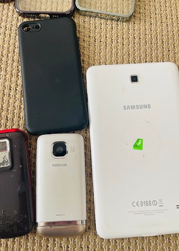 Çeşitli Koyu Gri Telefonlar ve Aksesuarları - Görsel 2