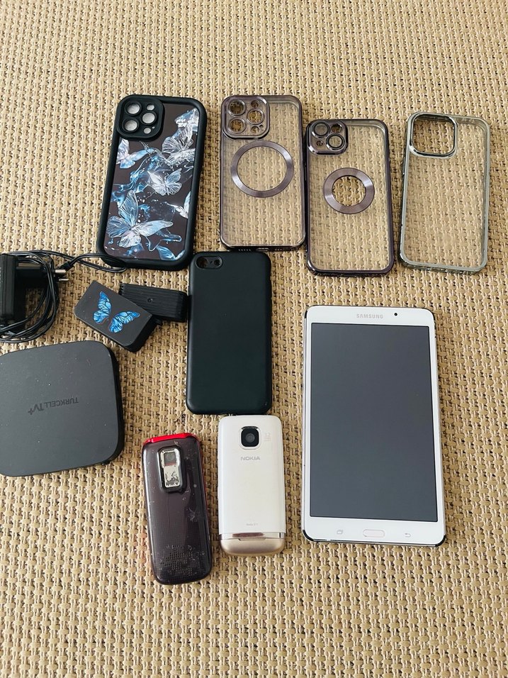 Çeşitli Koyu Gri Telefonlar ve Aksesuarları - Görsel 3