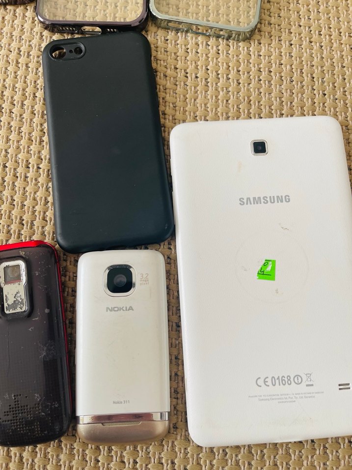 Çeşitli Koyu Gri Telefonlar ve Aksesuarları - Görsel 2