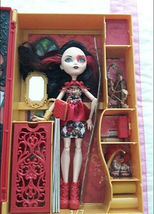 Ever After High Lizzie hearts