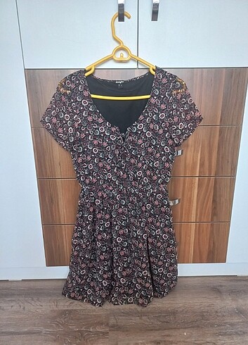 Siyah çiçekli elbise