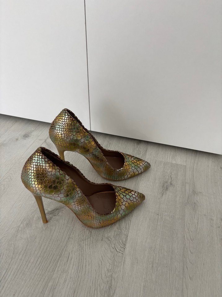 Kadın Altın Yılan Derisi Desenli Pul Detaylı Stiletto - Görsel 3