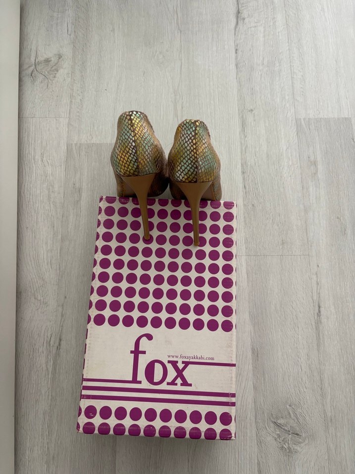 Kadın Altın Yılan Derisi Desenli Pul Detaylı Stiletto - Görsel 2