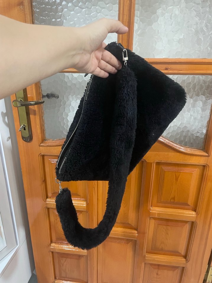Siyah Kadın Peluş Omuz Çantası - Görsel 2