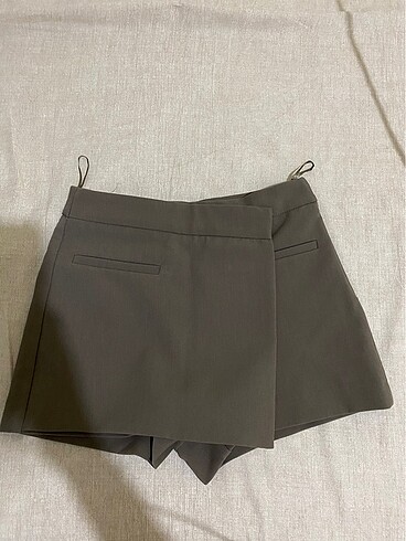 Zara tok kumaşlı etekli şort