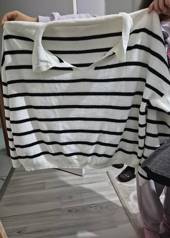 V Yaka Beyaz Çizgili Örgü Kadın Kazak - Görsel 3