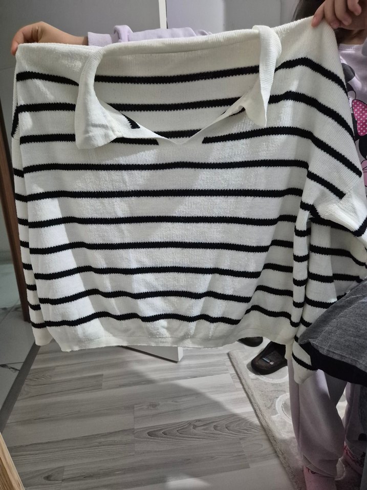 V Yaka Beyaz Çizgili Örgü Kadın Kazak - Görsel 3
