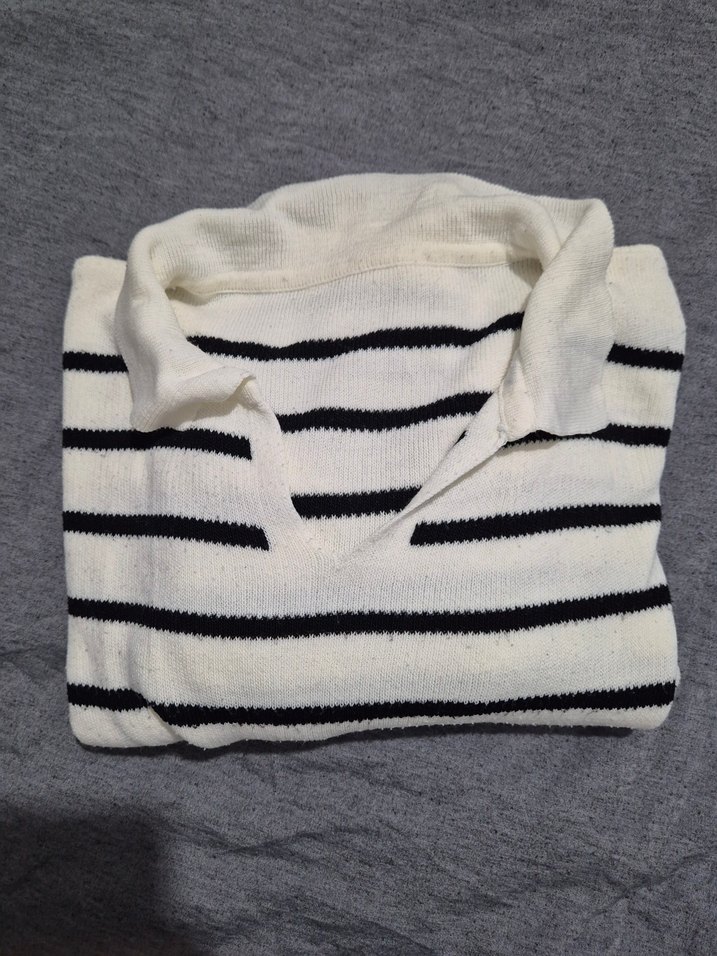 V Yaka Beyaz Çizgili Örgü Kadın Kazak - Görsel 2