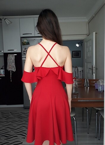 Kırmızı elbise 