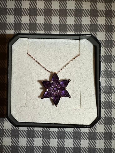 Lotus çicekli kolye