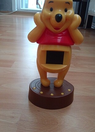Televizyon ekranlı Disney ayı wini