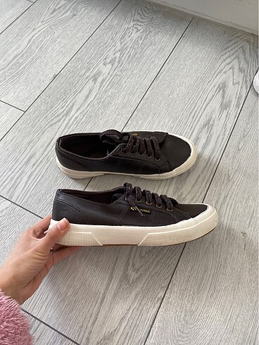 Kahverengi superga