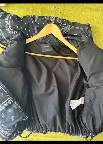 Bershka Siyah Desenli Kapüşonlu Kadın Kışlık Mont