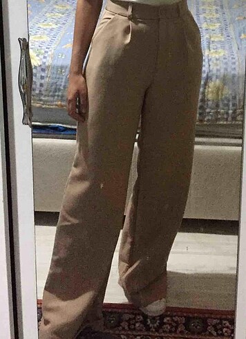 bej dökümlü pileli bol paça pantolon
