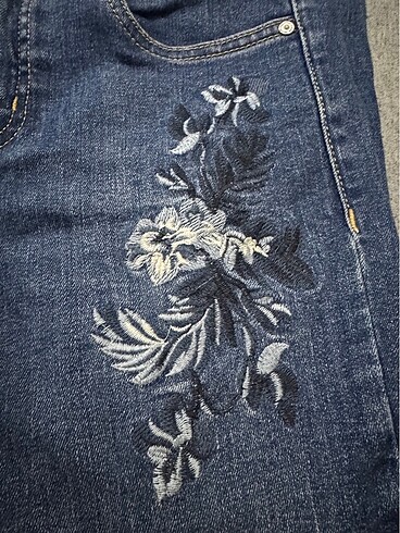 Mango işlemeli jean - Görsel 3