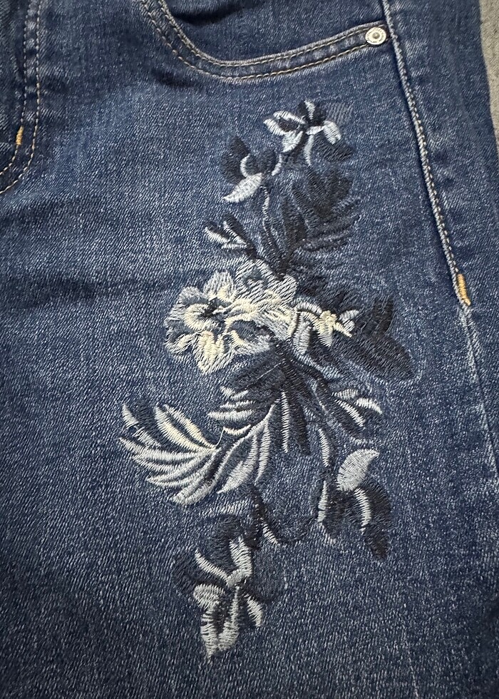 Mango işlemeli jean - Görsel 3