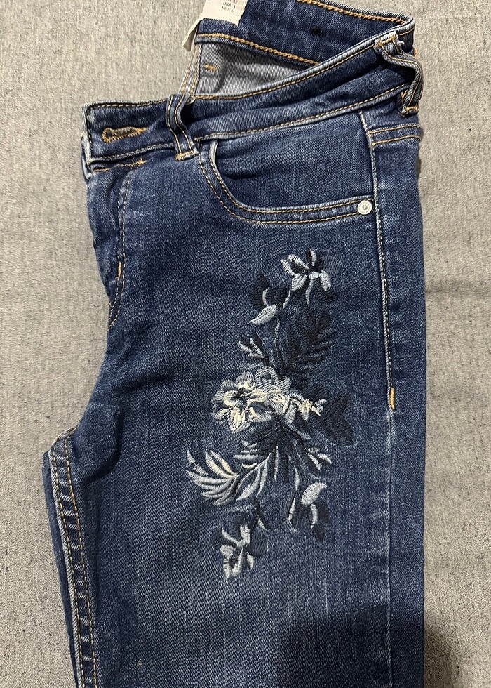 Mango işlemeli jean - Görsel 4