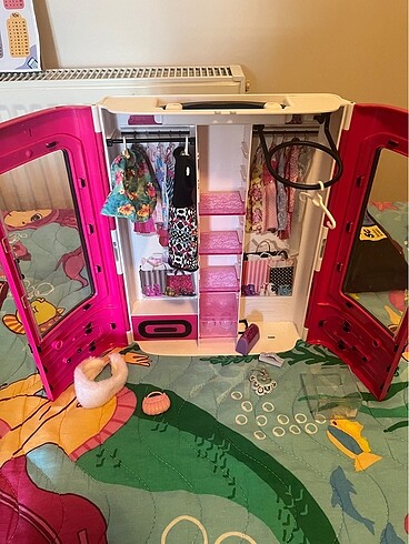 Taşınabilir barbie evi ve gardolap