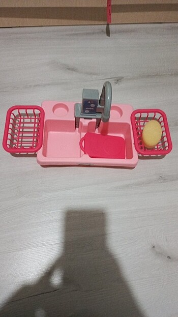 Kız çocuk oyuncak lavabo pille çalışıyor sorunsuz iki adet kalem