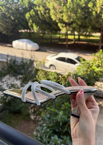 Bambi Beyaz Yılan Derisi Desenli Metal Topuklu Abiye Ayakkabı