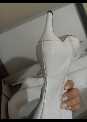 39 Beden Beyaz Yılan Desenli Dizüstü İnce Topuklu Çizme