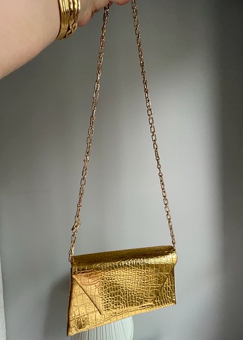 Zincir Detaylı Altın Rengi Deri Yılan Desenli Çanta - Görsel 2
