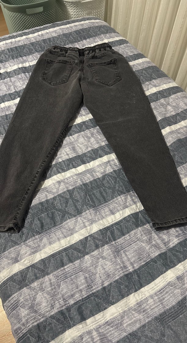 Rahat ve Şık Siyah Denim Jean — görsel 2/4
