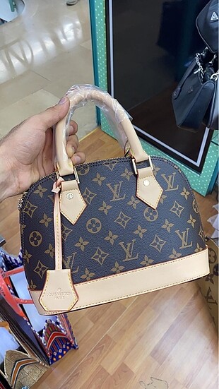 Louis Vuitton Eşarp Louis Vuitton Eşarp / Fular %20 İndirimli - Gardrops