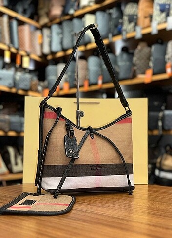Burberry kol çantası 