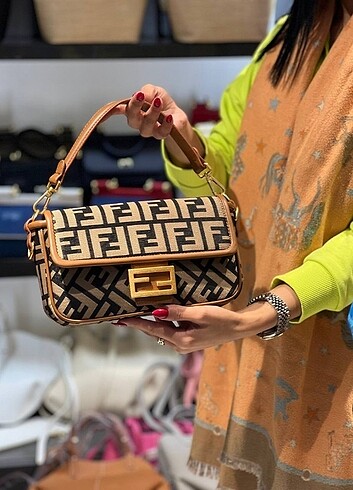 Beden siyah Renk Fendi askılı çanta