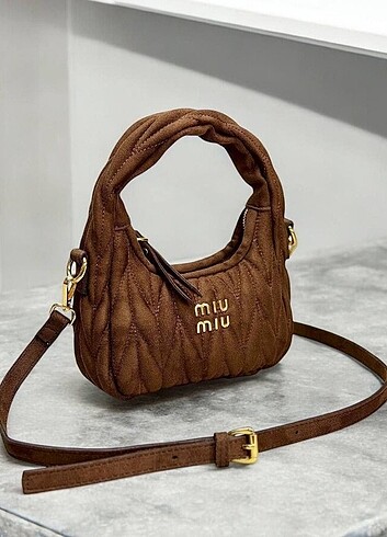  Beden ten rengi Renk Miu Miu askılı çanta 