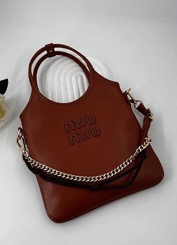  Beden Miu Miu askılı çanta 