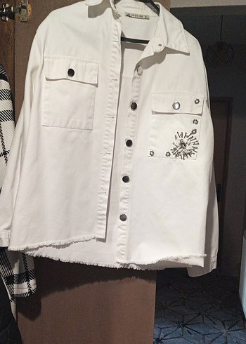 Nakışlı Beyaz Düğmeli Kadın Gömlek - Görsel 2