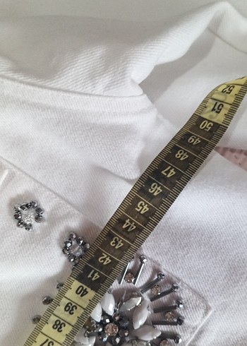 Nakışlı Beyaz Düğmeli Kadın Gömlek - Görsel 4