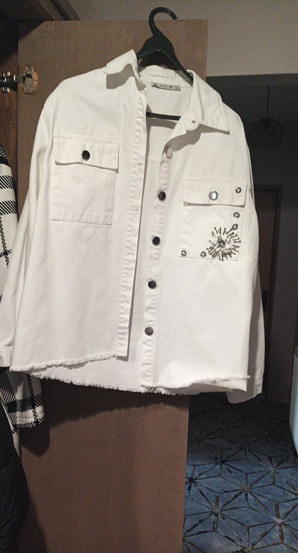 Nakışlı Beyaz Düğmeli Kadın Gömlek - Görsel 2