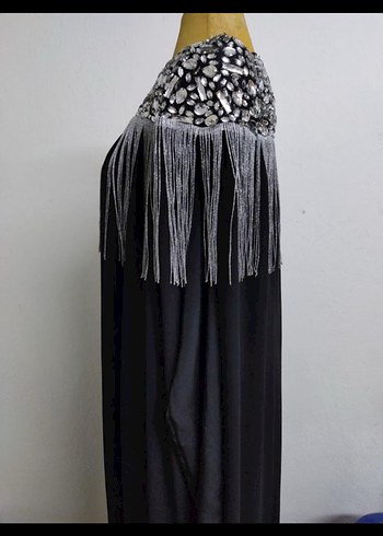 Boncuk İşlemeli Püsküllü Siyah Uzun Pelerinli Elbise - Görsel 2