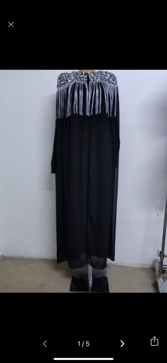 Boncuk İşlemeli Püsküllü Siyah Uzun Pelerinli Elbise - Görsel 4