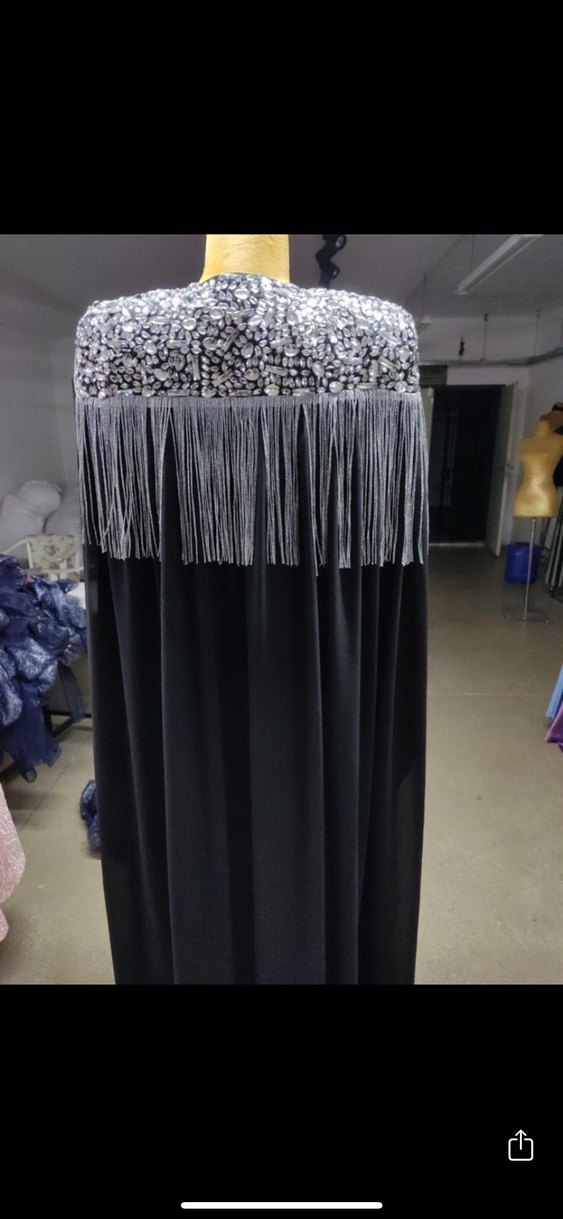 Boncuk İşlemeli Püsküllü Siyah Uzun Pelerinli Elbise - Görsel 5