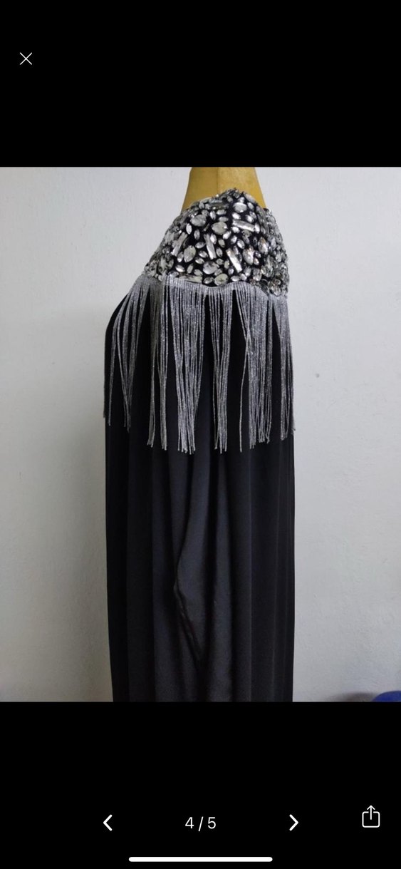 Boncuk İşlemeli Püsküllü Siyah Uzun Pelerinli Elbise - Görsel 2