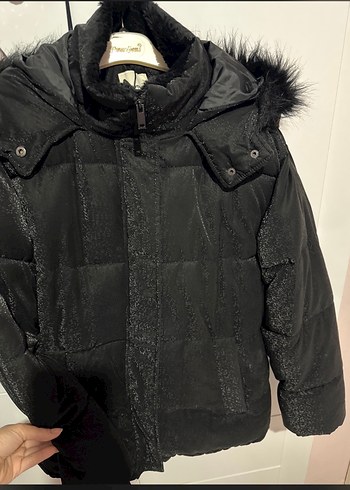 Kapüşonlu Siyah Suni Kürk Detaylı Şişme Mont - Görsel 2