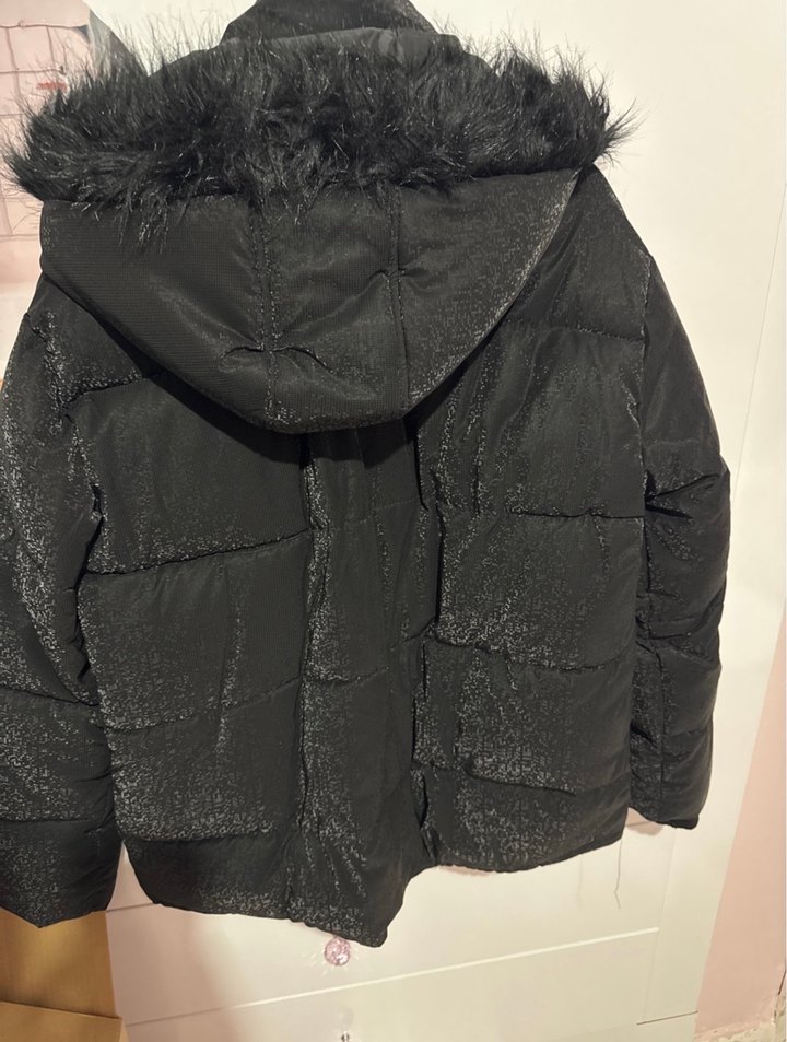 Kapüşonlu Siyah Suni Kürk Detaylı Şişme Mont - Görsel 4