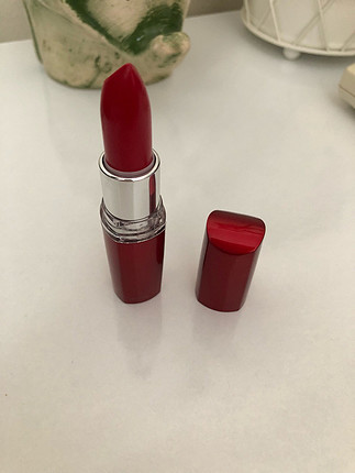 Kırmızı ruj loreal