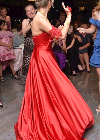 Straplez Kırmızı Parlak Uzun Abiye Elbise - Görsel 2