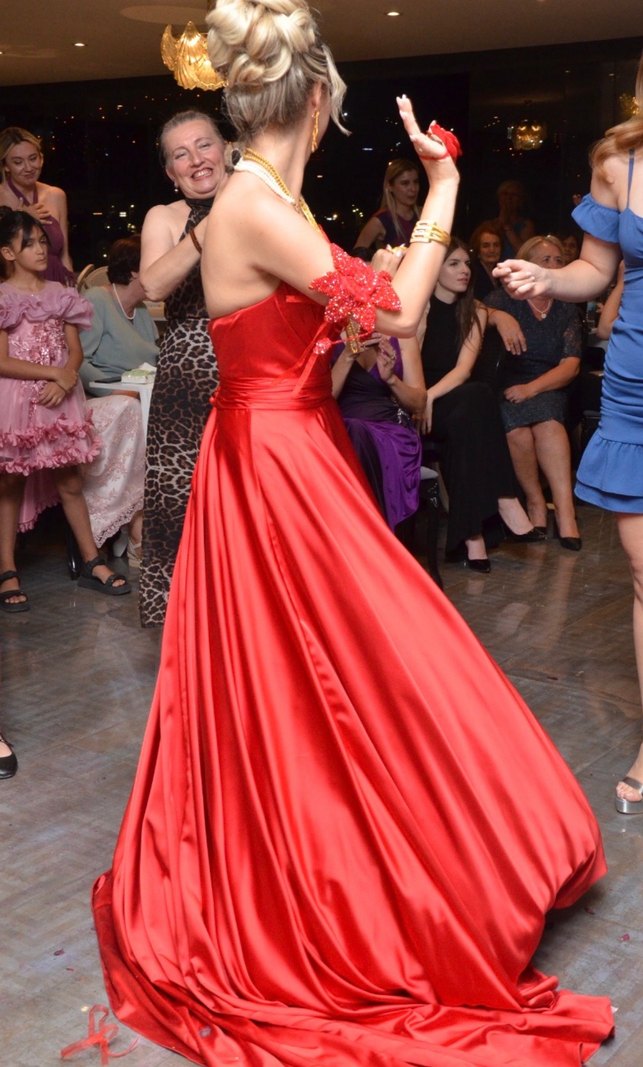 Straplez Kırmızı Parlak Uzun Abiye Elbise - Görsel 2