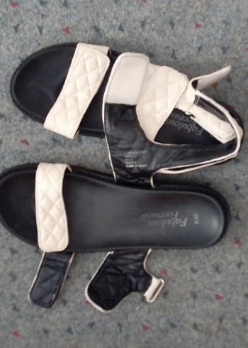 Beyaz Kapitone Bantli Dolgu Topuklu Sandalet - Görsel 14