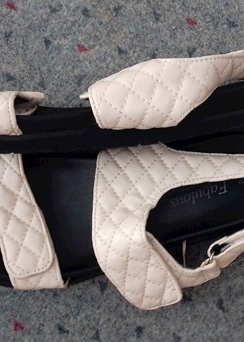 Beyaz Kapitone Bantli Dolgu Topuklu Sandalet - Görsel 7