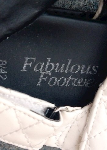 Beyaz Kapitone Bantli Dolgu Topuklu Sandalet - Görsel 4