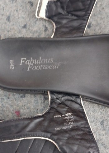 Beyaz Kapitone Bantli Dolgu Topuklu Sandalet - Görsel 13