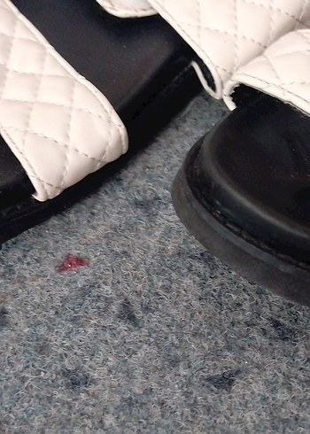 Beyaz Kapitone Bantli Dolgu Topuklu Sandalet - Görsel 2