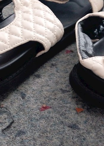 Beyaz Kapitone Bantli Dolgu Topuklu Sandalet - Görsel 3